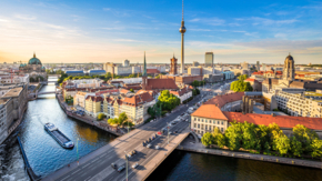 Deutschland Berlin Skyline Spree Foto iStock bluejayphoto.jpg